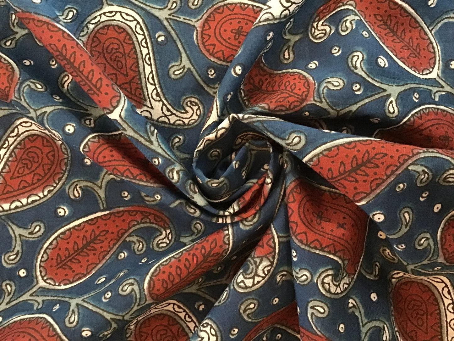 Dark blue/red paisley Screen Printed Fabric 100% Cotton - Violet Elizabeth - Haberdashery