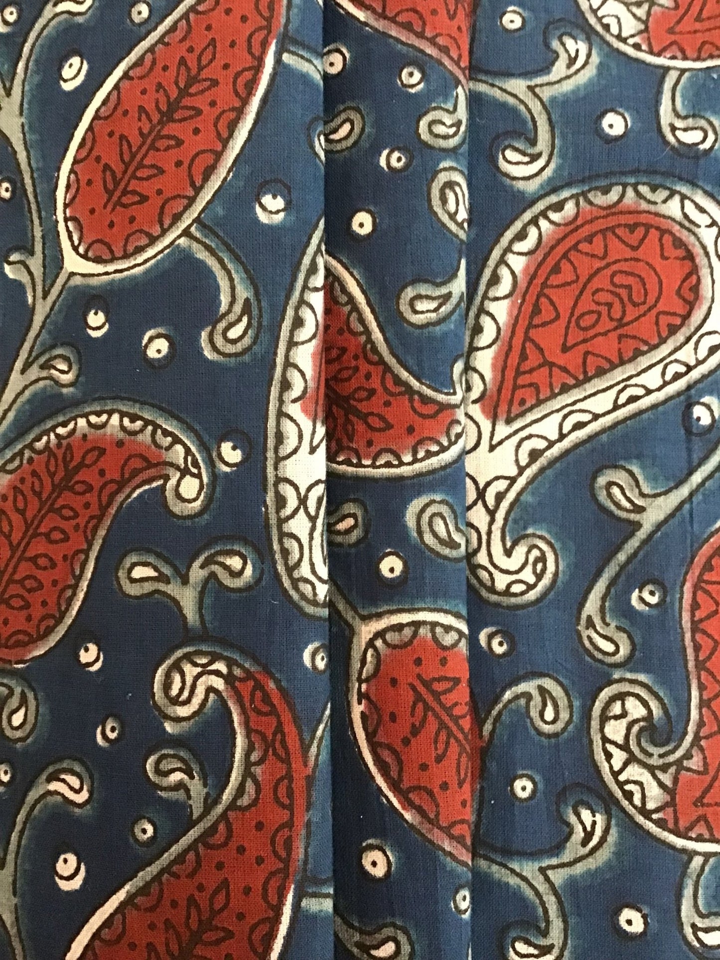 Dark blue/red paisley Screen Printed Fabric 100% Cotton - Violet Elizabeth - Haberdashery