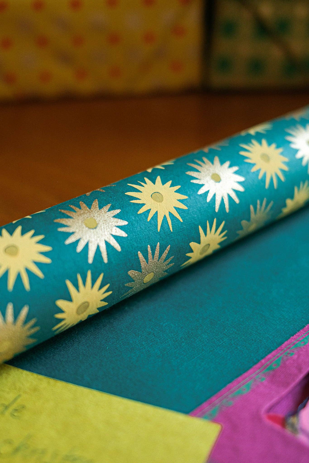 UK/EU: Festive Gift Wrap: Winter's Bloom