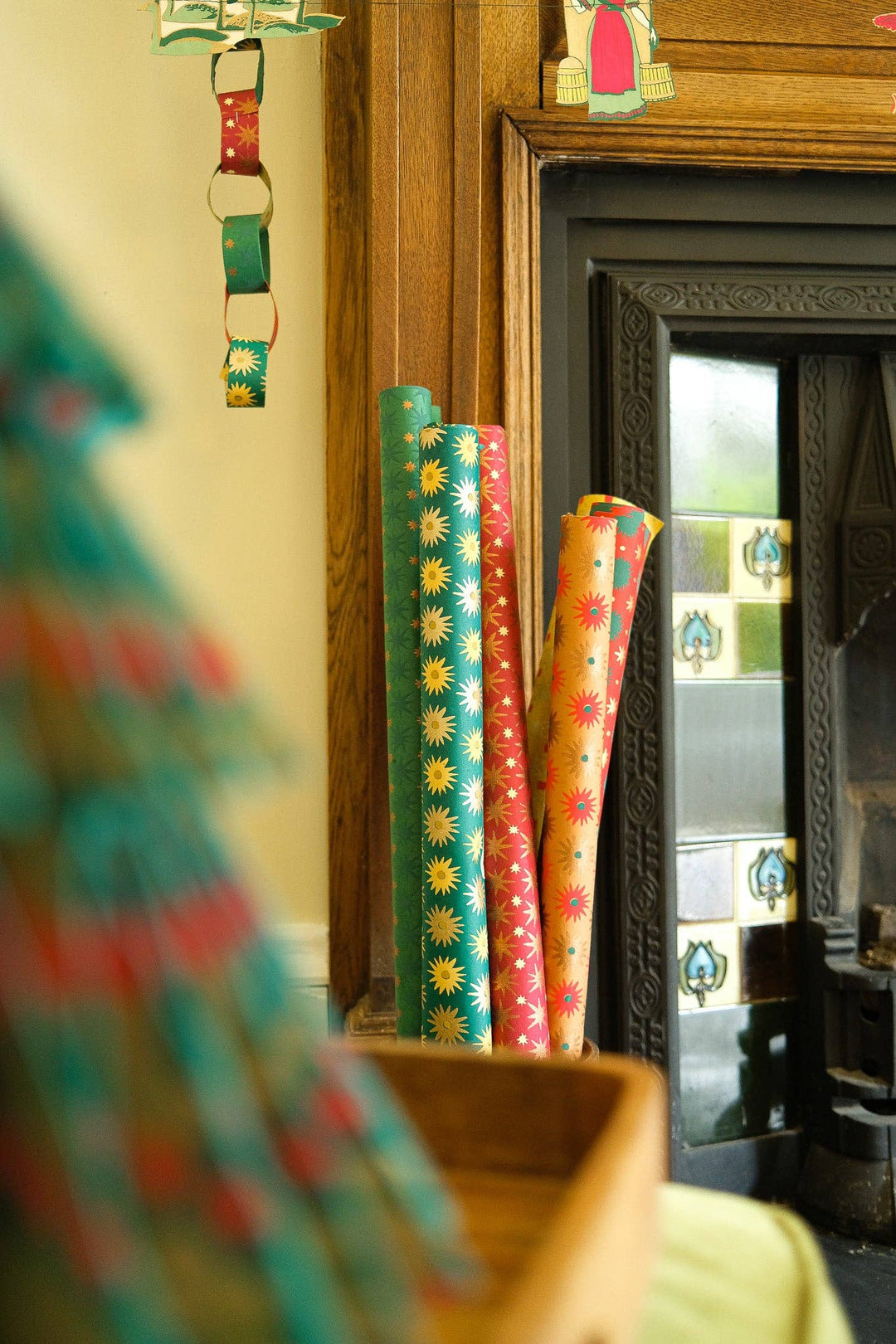 UK/EU: Festive Gift Wrap: Winter's Bloom