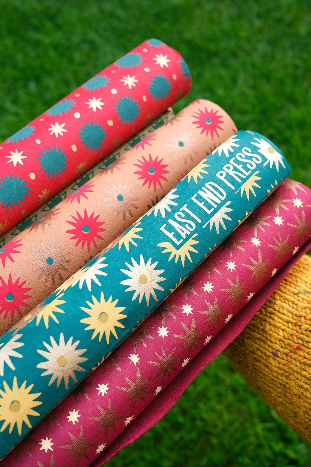 UK/EU: Festive Gift Wrap: Winter's Bloom