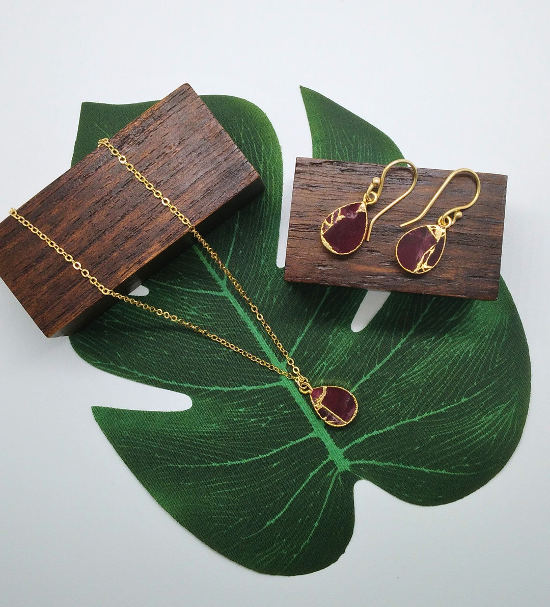 Cranberry Crackle and Gold Necklace and Earring set - Violet Elizabeth - Jewellery