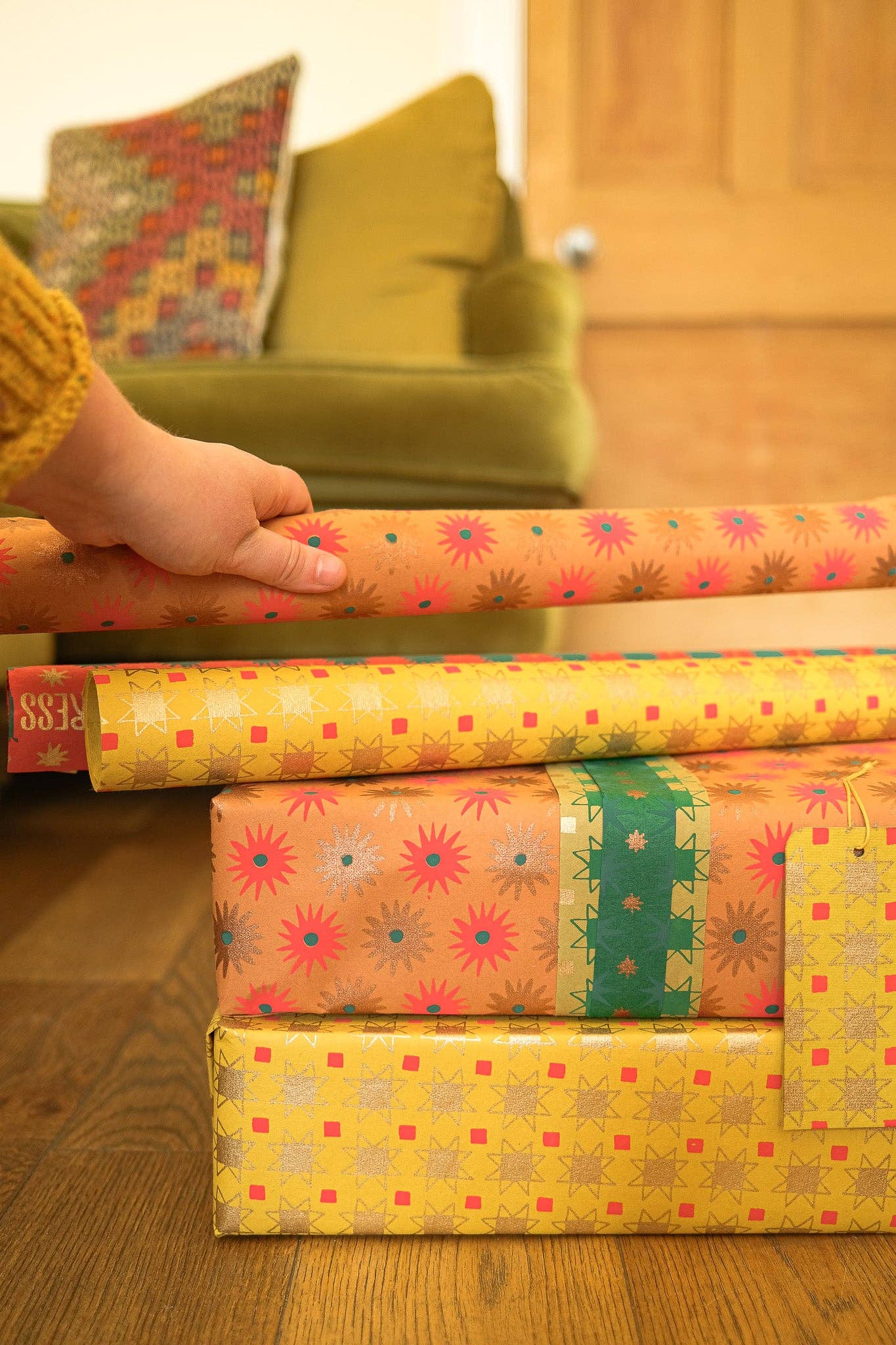 Festive Gift Wrap: Christmas Quilt - Violet Elizabeth - 