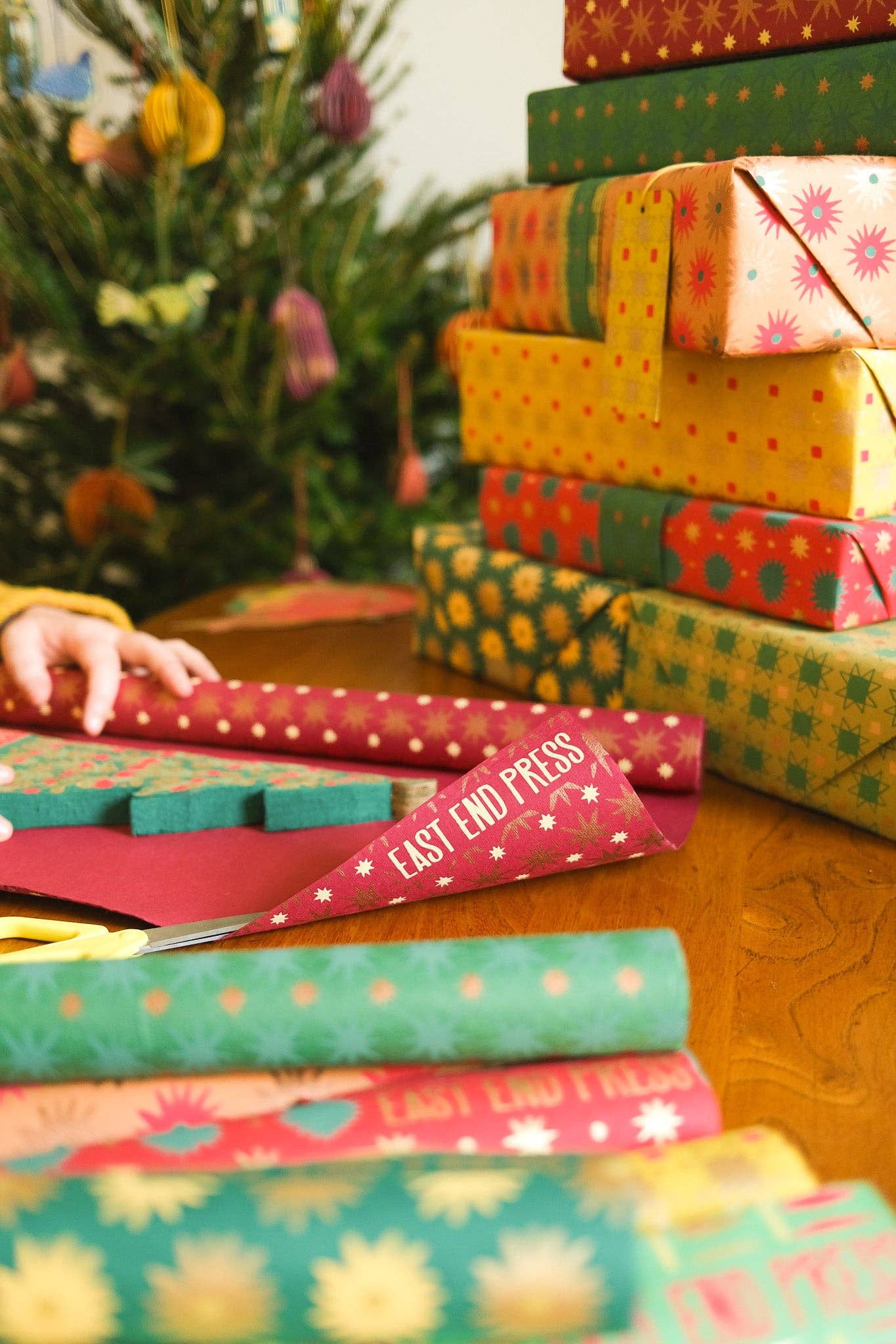 Festive Gift Wrap: Ruby Stars - Violet Elizabeth - 