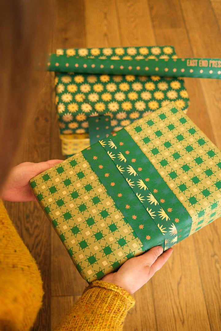 UK/EU: Festive Gift Wrap: Winter's Quilt - Violet Elizabeth -