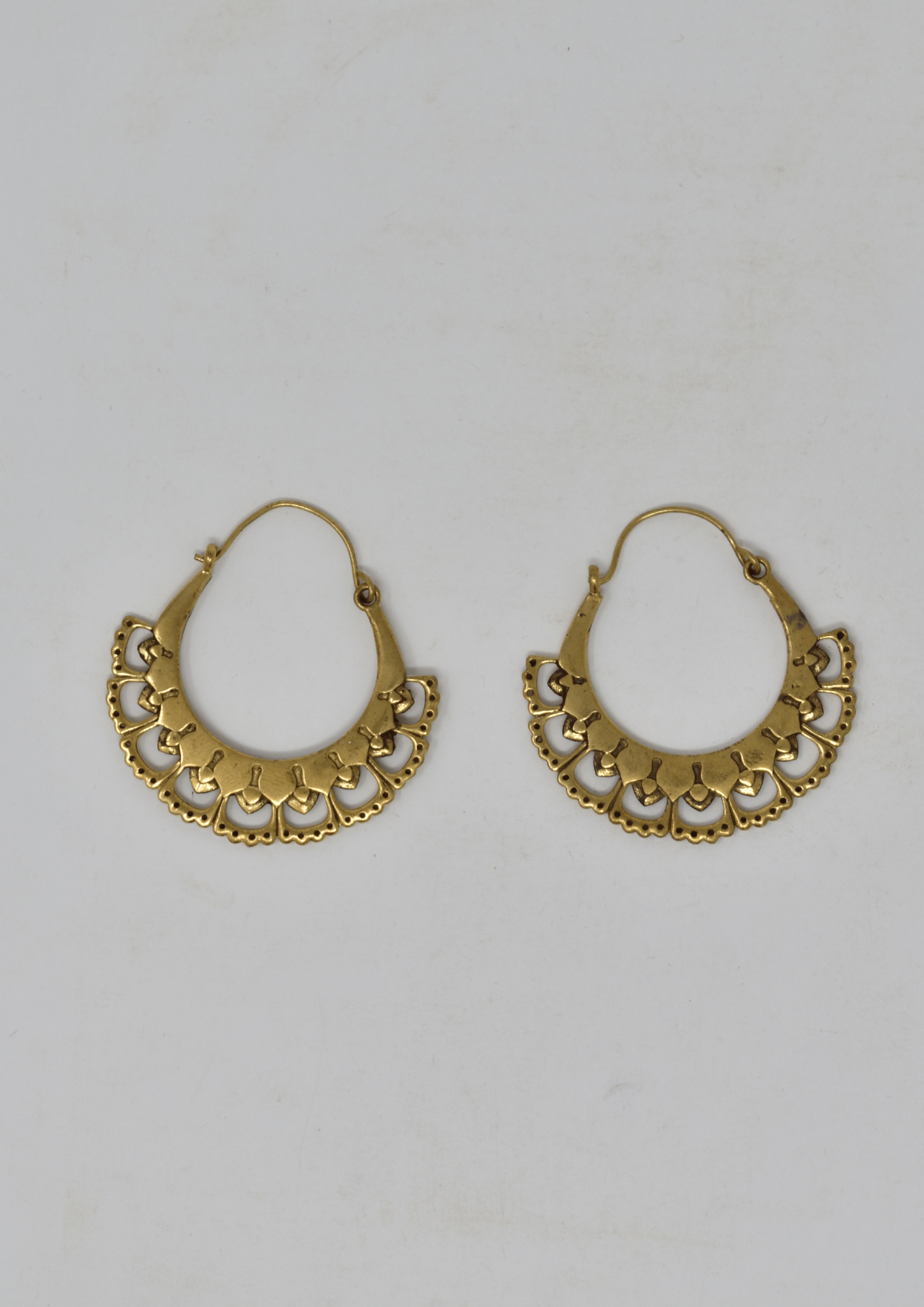 Doilley dangle brass earring - Violet Elizabeth - Jewellery