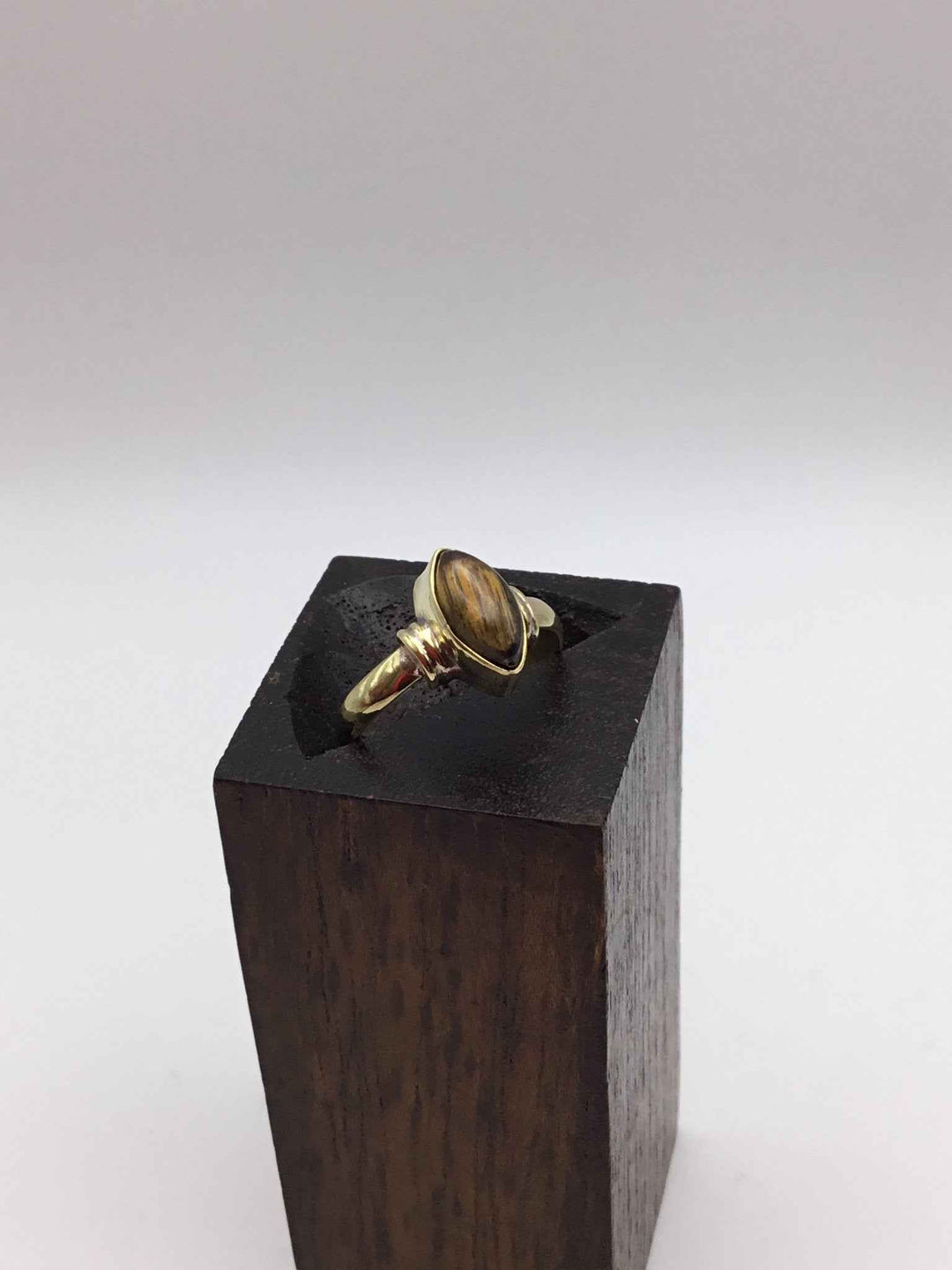 Elegant Simplicity Brass Setting